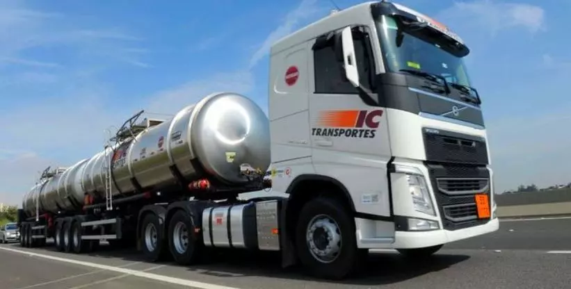 A foto mostra uma carreta da IC Transportes